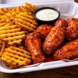 Chiken wings with factory fries and sauce